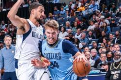 包含窗口期NBA常规赛传出新动向，达拉斯独行侠回应争议，管理层表态——球迷炸锅，赛程密集仍需轮换的词条-多米网站